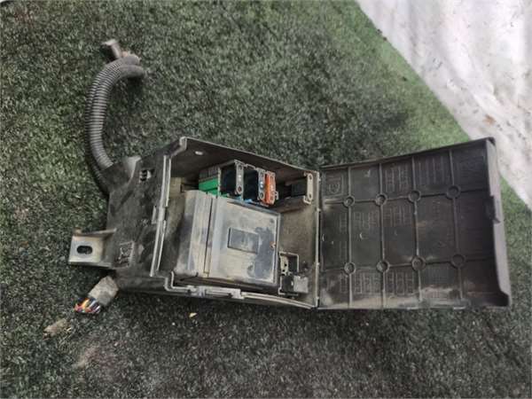 Caja Fusibles/Rele Peugeot 306 (7B, N3, N5) 1.9 SLD - Imagen 2